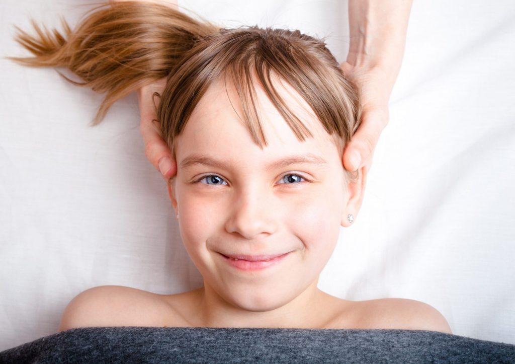 Mädchen erhält Kraniobehandlung